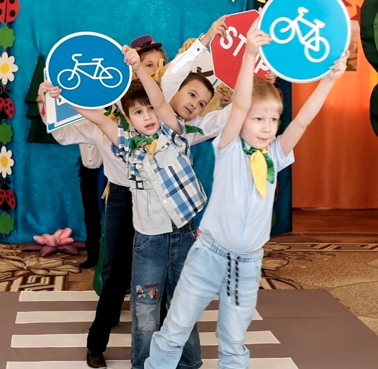 C:\Users\Лилия\Desktop\мои спектакли\фото спектакль шураленок\vlcsnap-2023-12-11-11h14m35s594.png
