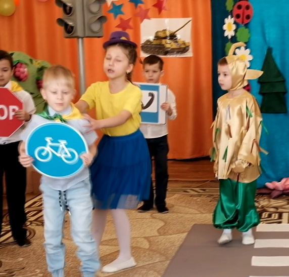 C:\Users\Лилия\Desktop\мои спектакли\фото спектакль шураленок\vlcsnap-2023-12-11-11h17m05s595.png