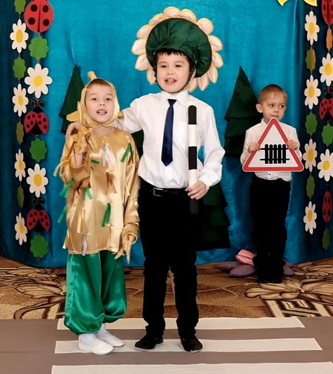 C:\Users\Лилия\Desktop\мои спектакли\фото спектакль шураленок\vlcsnap-2023-12-10-19h16m41s199.png